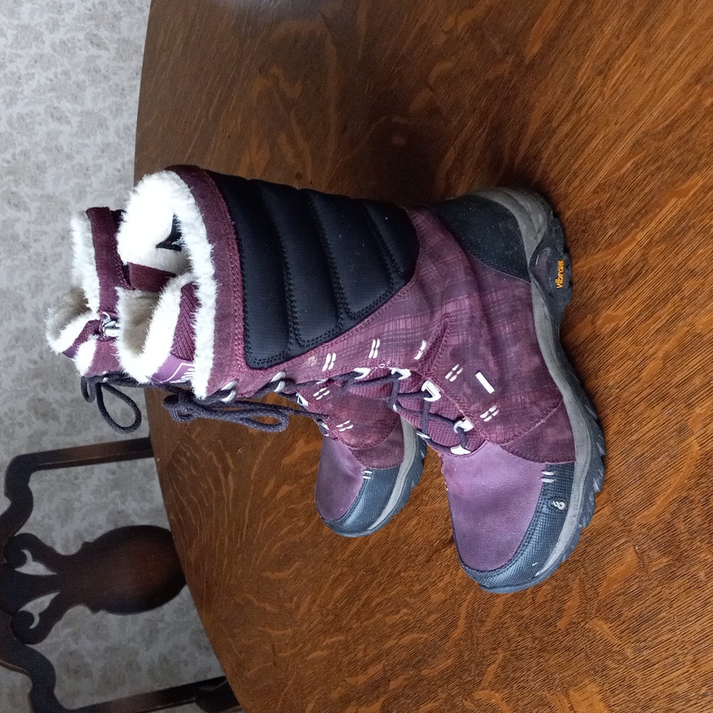 Ahnu Northridge size 7 maroon wine colored fur lined boots